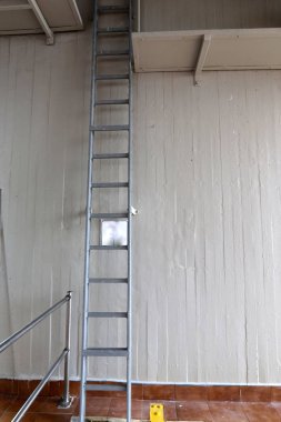 Merdiven adımlar bir dizi oluşur ve aşağı yukarı kaldırmak için hizmet vermektedir 