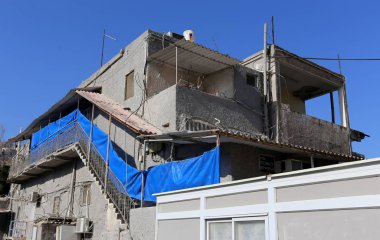 Merdiven adımlar bir dizi oluşur ve aşağı yukarı kaldırmak için hizmet vermektedir 