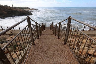 Merdiven adımlar bir dizi oluşur ve aşağı yukarı kaldırmak için hizmet vermektedir 