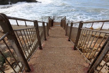 Merdiven adımlar bir dizi oluşur ve aşağı yukarı kaldırmak için hizmet vermektedir 