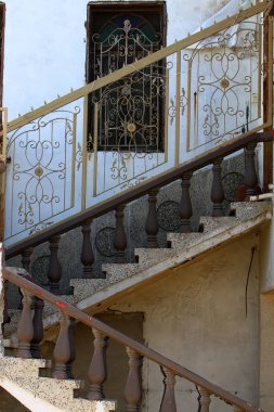 Merdiven adımlar bir dizi oluşur ve aşağı yukarı kaldırmak için hizmet vermektedir 