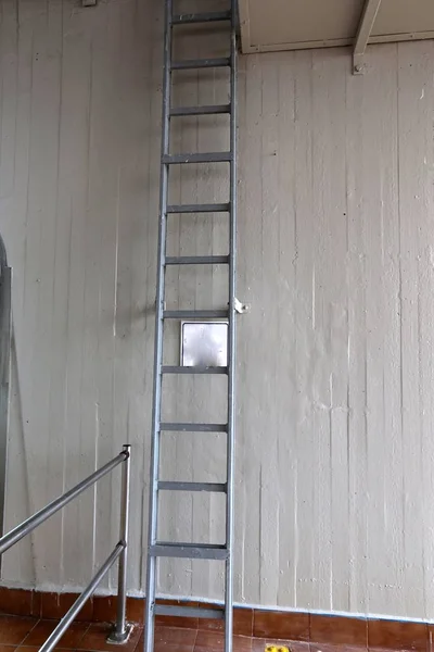 The ladder consists of a series of steps and serves to lift up and down