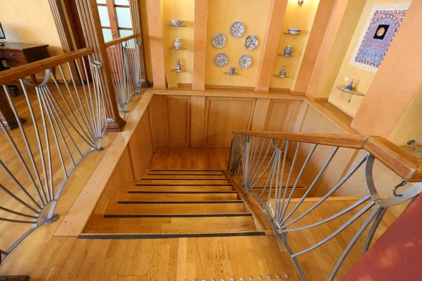Escalera Consiste Una Serie Escalones Sirve Para Subir Bajar —  Fotos de Stock