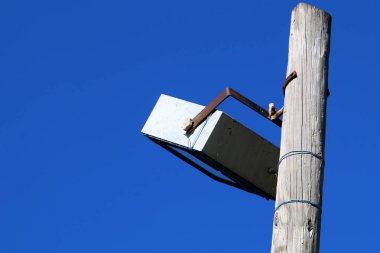 Uzayın karanlığında bireysel alanlarda aydınlatma için aygıt. 