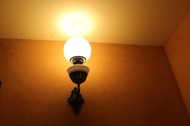 Uzayın karanlığında bireysel alanlarda aydınlatma için aygıt. 