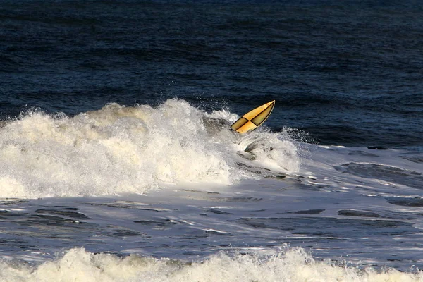 Σανίδες Για Surfing Ιππασία Ένα Κύμα Ειδικό Φως Στη Μεσόγειο — Φωτογραφία Αρχείου