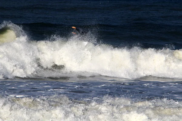 Серфинг Езда Волне Специальных Досках Средиземном Море Севере Израиля — стоковое фото