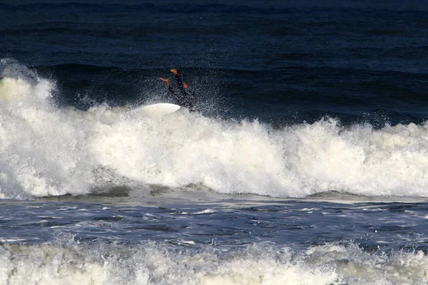 Surfe Cavalgando Uma Onda Placas Luz Especiais Mar Mediterrâneo Norte — Fotografia de Stock