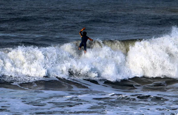 Surfování Jízda Vlně Speciální Lehké Desky Středozemním Moři Severu Izraele — Stock fotografie