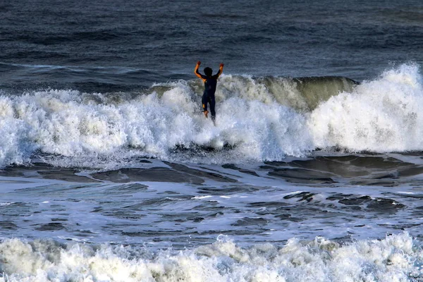 Surfing Jazda Fali Specjalne Światła Deski Morzu Śródziemnym Północy Izraela — Zdjęcie stockowe