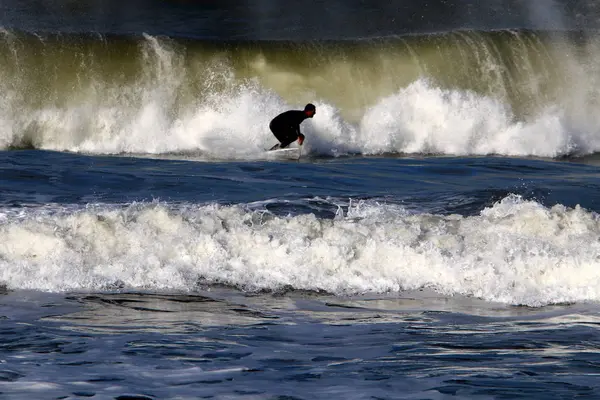 Surfing Jazda Fali Specjalne Światła Deski Morzu Śródziemnym Północy Izraela — Zdjęcie stockowe