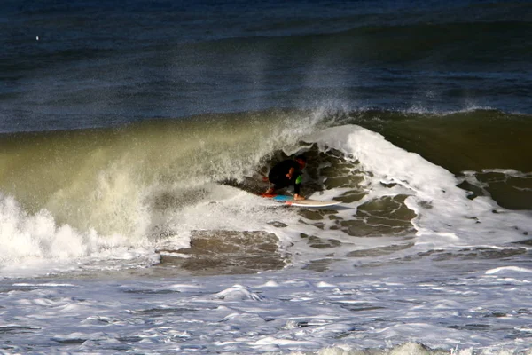 Surfing Mengendarai Ombak Pada Papan Cahaya Khusus Laut Mediterania Utara — Stok Foto