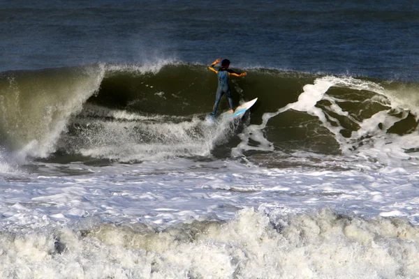 Surfing Mengendarai Ombak Pada Papan Cahaya Khusus Laut Mediterania Utara — Stok Foto