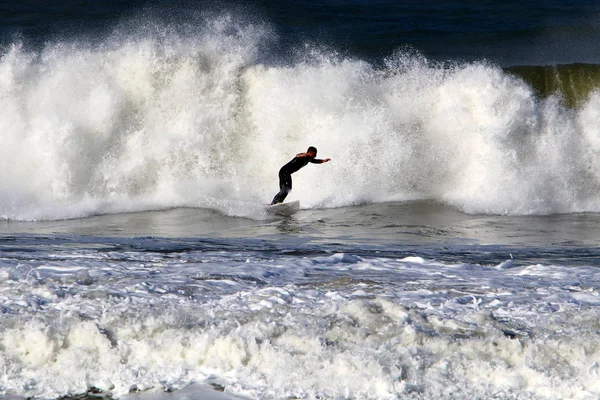 Surf Cavalcando Onda Speciali Tavole Luminose Nel Mar Mediterraneo Nel — Foto Stock