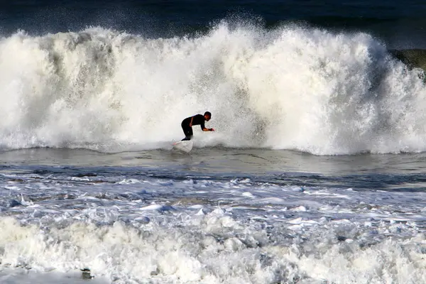 Surfing Jazda Fali Specjalne Światła Deski Morzu Śródziemnym Północy Izraela — Zdjęcie stockowe