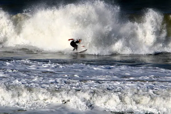 Surfing Jazda Fali Specjalne Światła Deski Morzu Śródziemnym Północy Izraela — Zdjęcie stockowe