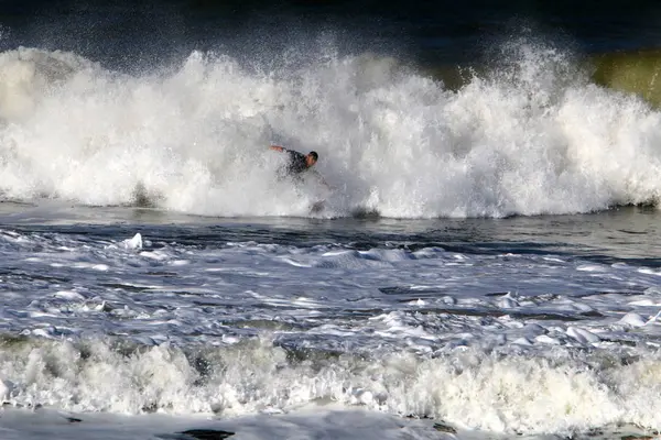 Surf Cavalcando Onda Speciali Tavole Luminose Nel Mar Mediterraneo Nel — Foto Stock