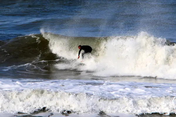 Surfing Jazda Fali Specjalne Światła Deski Morzu Śródziemnym Północy Izraela — Zdjęcie stockowe