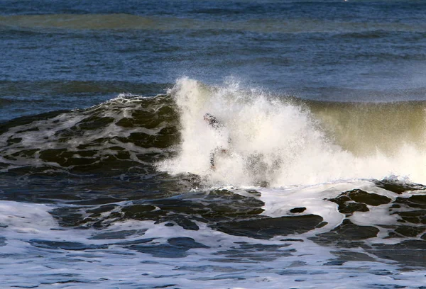 Σανίδες Για Surfing Ιππασία Ένα Κύμα Ειδικό Φως Στη Μεσόγειο — Φωτογραφία Αρχείου