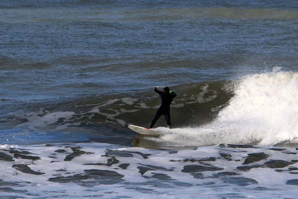 Surfing Jazda Fali Specjalne Światła Deski Morzu Śródziemnym Północy Izraela — Zdjęcie stockowe