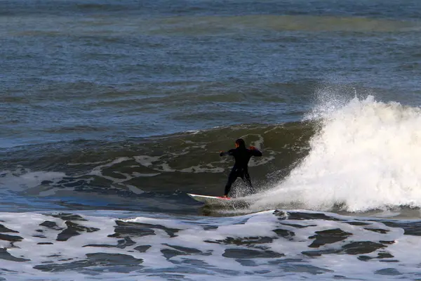 Surf Cavalcando Onda Speciali Tavole Luminose Nel Mar Mediterraneo Nel — Foto Stock