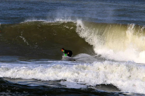 Surfe Cavalgando Uma Onda Placas Luz Especiais Mar Mediterrâneo Norte — Fotografia de Stock