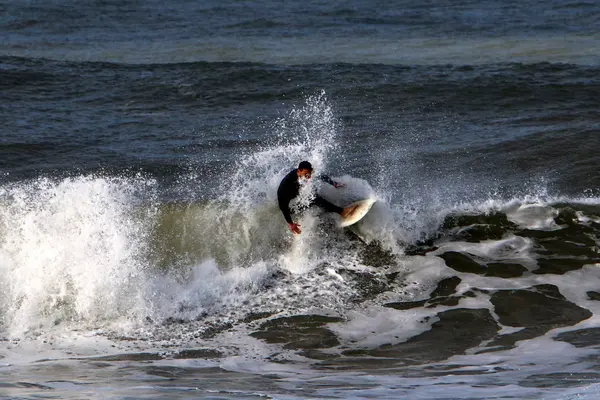 Surfe Cavalgando Uma Onda Placas Luz Especiais Mar Mediterrâneo Norte — Fotografia de Stock