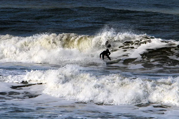 Surf Cavalcando Onda Speciali Tavole Luminose Nel Mar Mediterraneo Nel — Foto Stock