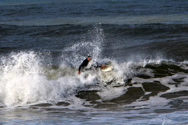 Surfing Jazda Fali Specjalne Światła Deski Morzu Śródziemnym Północy Izraela — Zdjęcie stockowe