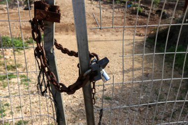 Çit - geçiş için yangın dolapları ve gates geçiş için başka bir bölgede, bir çit korumak için hizmet yapmak. 
