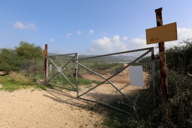 Çit - geçiş için yangın dolapları ve gates geçiş için başka bir bölgede, bir çit korumak için hizmet yapmak. 