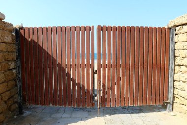 Çit - geçiş için yangın dolapları ve gates geçiş için başka bir bölgede, bir çit korumak için hizmet yapmak. 