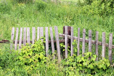 Çit - geçiş için yangın dolapları ve gates geçiş için başka bir bölgede, bir çit korumak için hizmet yapmak. 