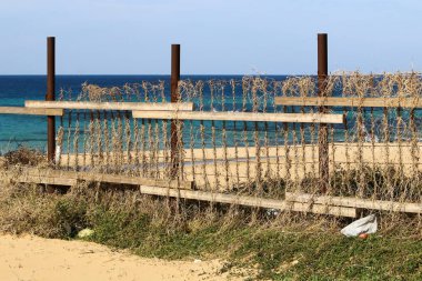 Çit - geçiş için yangın dolapları ve gates geçiş için başka bir bölgede, bir çit korumak için hizmet yapmak. 