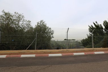 Çit - geçiş için yangın dolapları ve gates geçiş için başka bir bölgede, bir çit korumak için hizmet yapmak. 