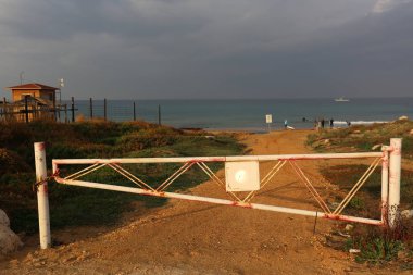 Çit - geçiş için yangın dolapları ve gates geçiş için başka bir bölgede, bir çit korumak için hizmet yapmak. 