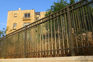 Çit - geçiş için yangın dolapları ve gates geçiş için başka bir bölgede, bir çit korumak için hizmet yapmak. 