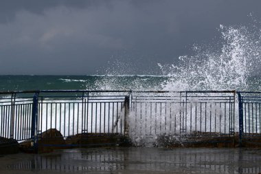 Çit - geçiş için yangın dolapları ve gates geçiş için başka bir bölgede, bir çit korumak için hizmet yapmak. 