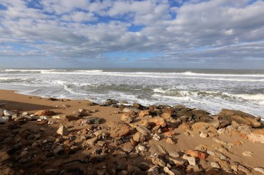 İsrail 'in kuzeyindeki Akdeniz kıyısında. 