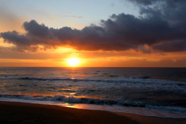 Güneş ufukta Akdeniz'de Kuzey İsrail ayarlar 