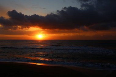 Güneş ufukta Akdeniz'de Kuzey İsrail ayarlar 