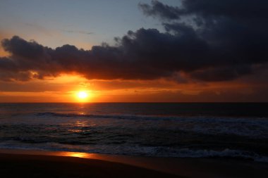 Güneş ufukta Akdeniz'de Kuzey İsrail ayarlar 