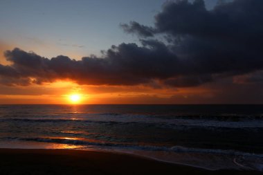 Güneş ufukta Akdeniz'de Kuzey İsrail ayarlar 