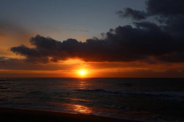 Güneş ufukta Akdeniz'de Kuzey İsrail ayarlar 