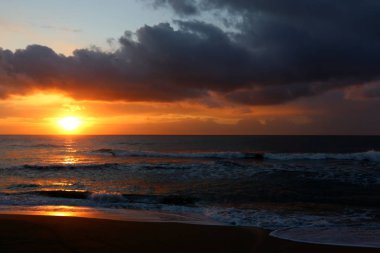 Güneş ufukta Akdeniz'de Kuzey İsrail ayarlar 