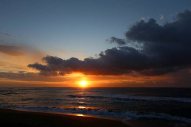 Güneş ufukta Akdeniz'de Kuzey İsrail ayarlar 