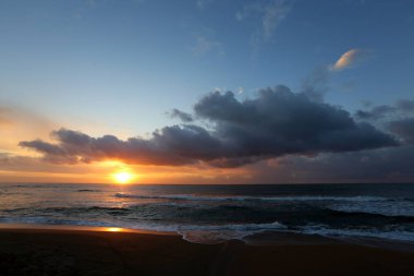 Güneş ufukta Akdeniz'de Kuzey İsrail ayarlar 