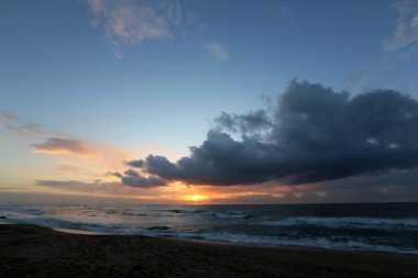 Güneş ufukta Akdeniz'de Kuzey İsrail ayarlar 