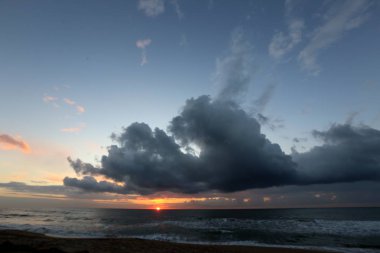 Güneş ufukta Akdeniz'de Kuzey İsrail ayarlar 