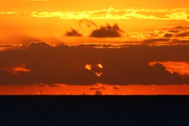 Güneş ufukta Akdeniz'de Kuzey İsrail ayarlar 